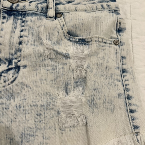 Altar'd State Denim Cloud Wash Distressed Frayed Hem Shorts--Size 28 - Picture 8 of 14